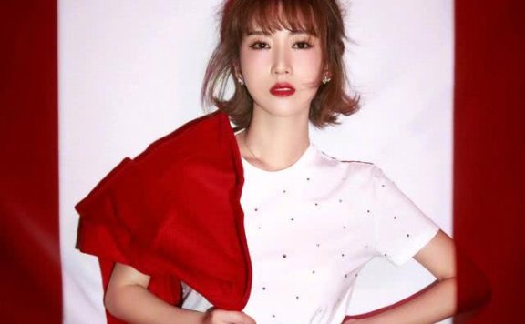 李念新造型俏皮可爱,身穿红色西服热裤少女感十足