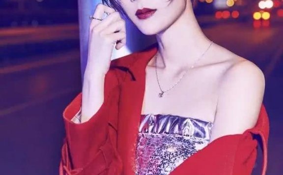 车晓骨感的身材穿抹胸连衣裙好惊艳,美得太高调