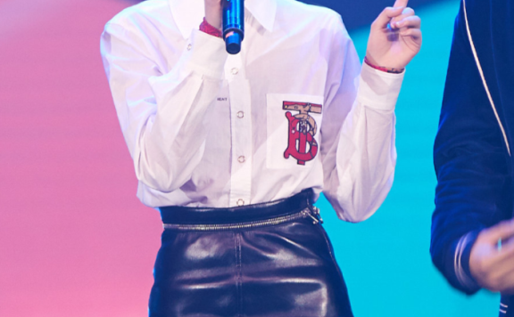 李庚希穿皮裙参加晚会秀括弧腰,全场美成焦点