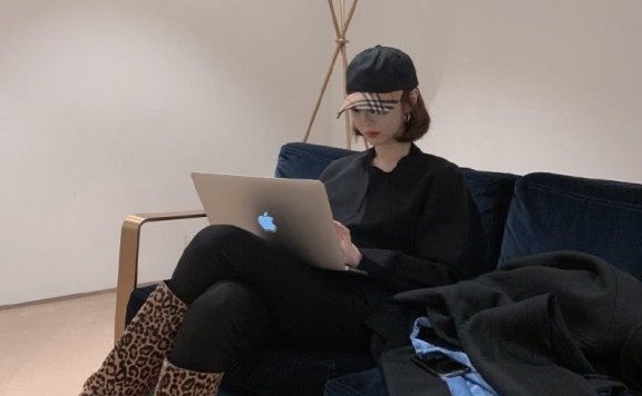 韩国短发美女高俊熙穿黑白碎花大衣裙现身机场，优雅时尚还显气质