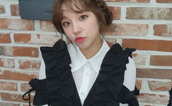 宋雨琦穿衬衫配摇粒绒外套，甜美呆萌太可爱