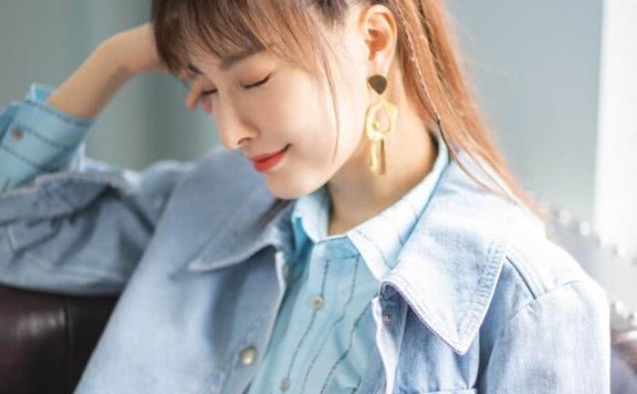 吴昕露背款酒红裙搭白色珠子气质耳环 性感又有气质