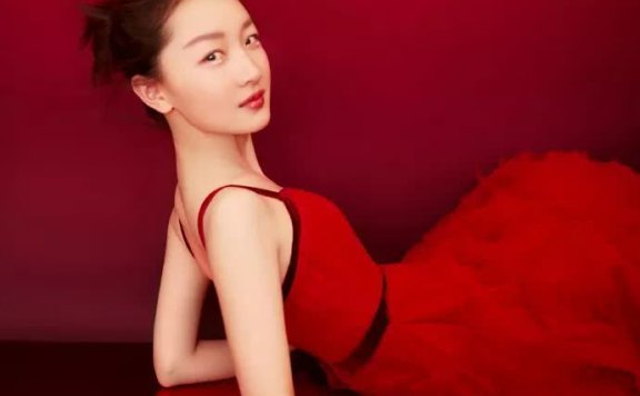 周冬雨戴皮卡丘帽子太可爱,看着像高中生一个