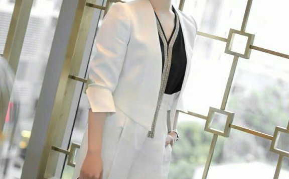 陈数西服穿搭,白西服内搭黑T潇洒个性,藕粉西服变身职场女强人