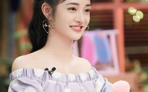 火遍时尚圈的小雏菊是吴亦凡钟楚曦娜娜GD泫雅LISA衣橱的必备单品