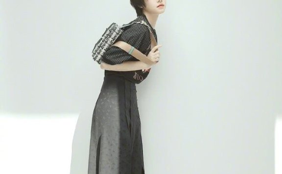 李庚希戴贝雷帽配长卷发,甜美又复古