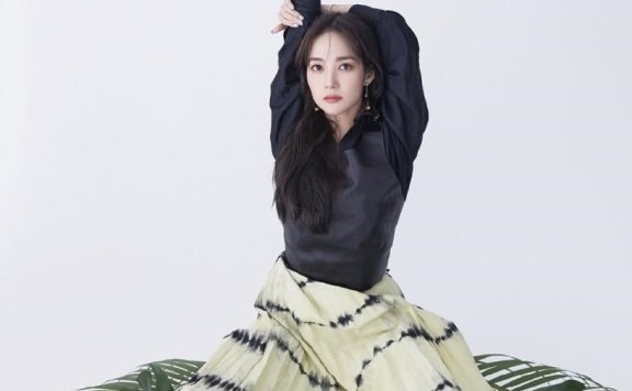 朴敏英颜值开挂，连换8套造型拍大片，这少女感太让人羡慕了！