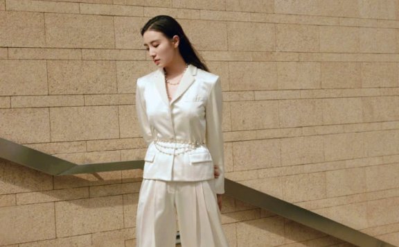 宋佳复古西装演绎霸气造型，白色西装演绎优雅大气美