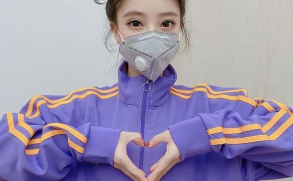 冯提莫上节目穿校服梳哪吒头太可爱,身高比例都不是问题