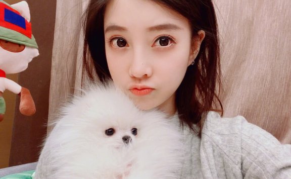 冯提莫将头发直接放下来,简单又有淑女范!