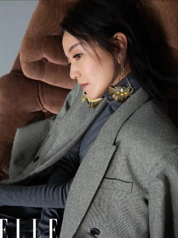 阿雅穿西装、衬衣拍时尚写真演绎高级美,自然脸看着舒服