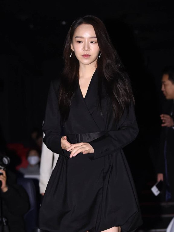 《蓝色大海的传说》她暗恋李敏镐7年，今申惠善穿西装花苞裙知性大气