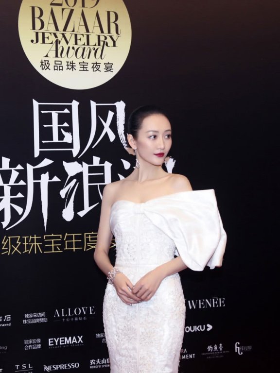 同穿一条单肩鱼尾长裙,万茜简单款优雅迷人,王鸥复古风性感大气