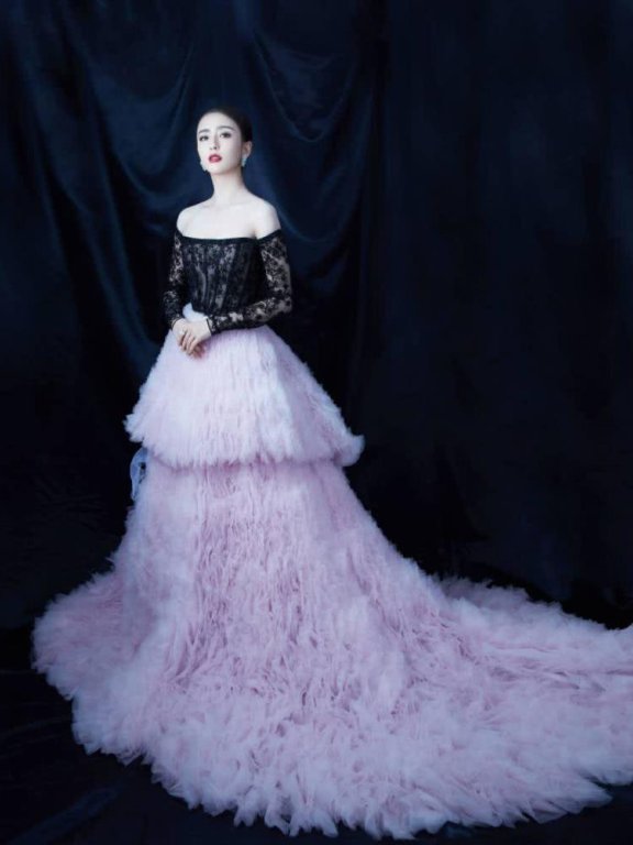 佟丽娅这么“透”的礼裙也敢穿,却让自己美回了颜值巅峰期