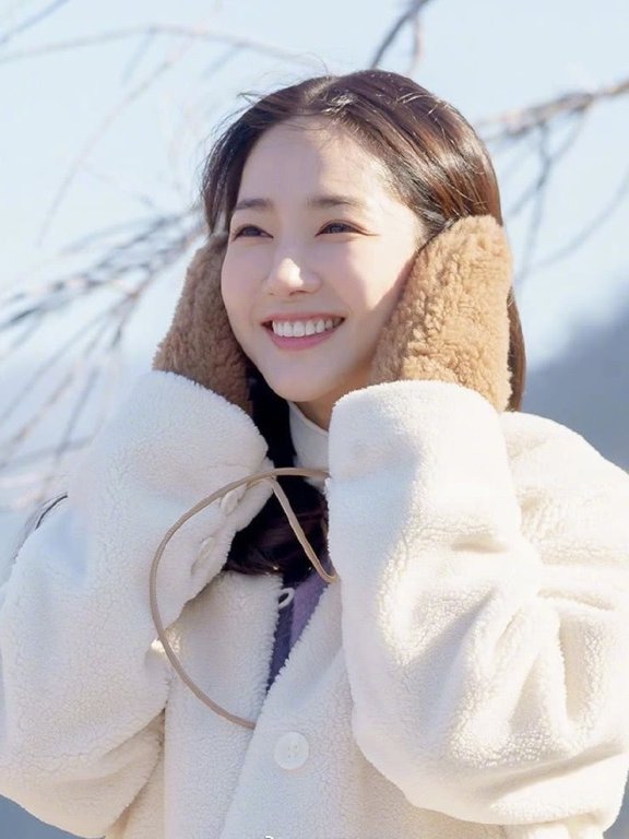 少女感怎么穿出来 ?看朴敏英和鞠婧祎的同款羊羔绒外套就知道了