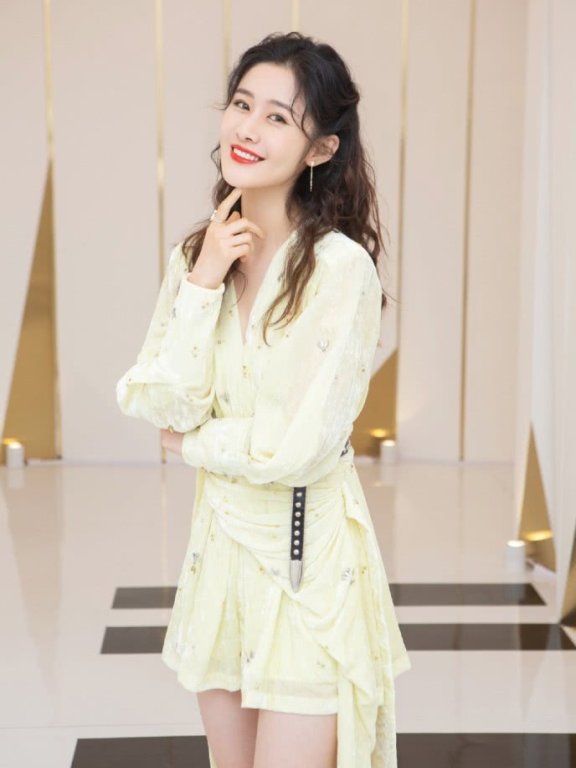 她是“天天四小花”之一,今穿嫩黄色V领裙,秀美腿少女感爆棚
