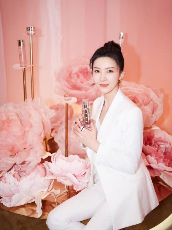 杨子姗穿一身白色西装,气质大变认不出