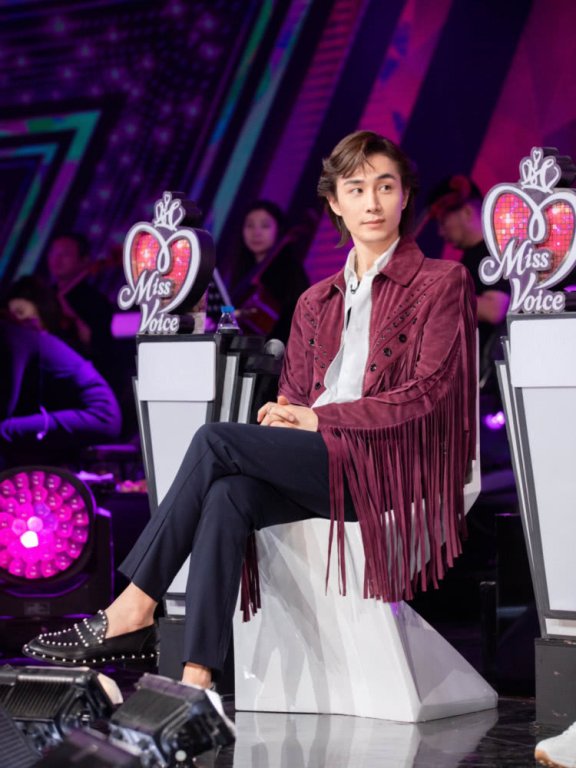 李承铉拍时尚杂志变化四套造型，又A又飒太有型！