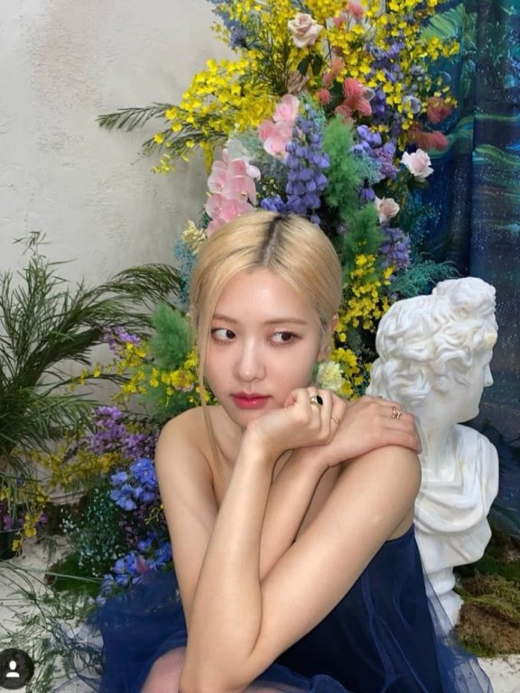 ROSE晒生日美照，穿公主裙美成画，与自己海报合影像小迷妹