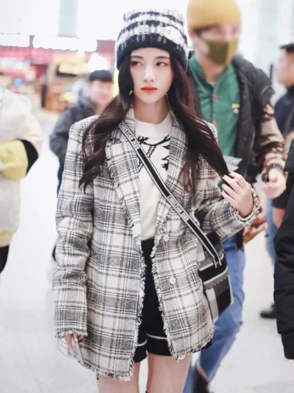 鞠婧祎真是小个子女生的穿搭范本，穿绿色格纹外套化身“抹茶味少女”