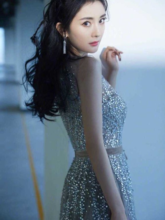 杨幂闪钻连衣裙优雅精致,长卷发造型风情万种