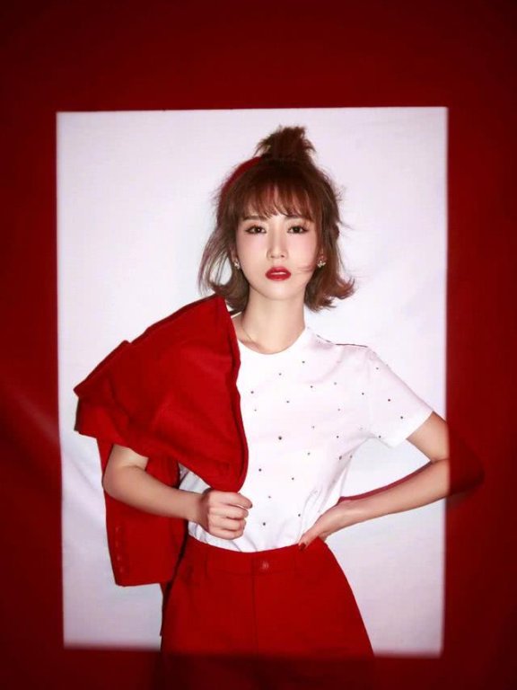 李念新造型俏皮可爱，身穿红色西服热裤少女感十足