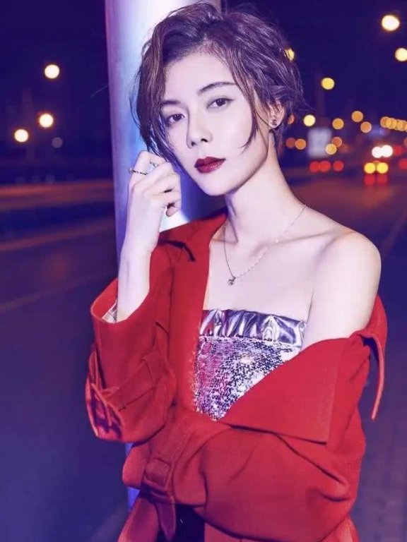 车晓骨感的身材穿抹胸连衣裙好惊艳,美得太高调