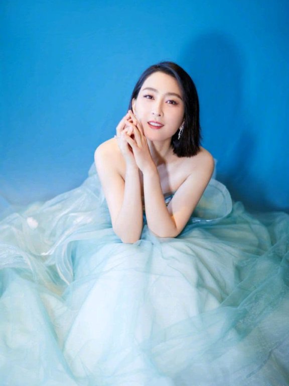 马苏穿一袭浅蓝色抹胸连衣纱裙,美得清新脱俗