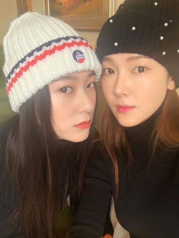 郑氏姐妹花雪地合影,戴黑白毛线帽有默契,秀晶涂复古红唇好妩媚