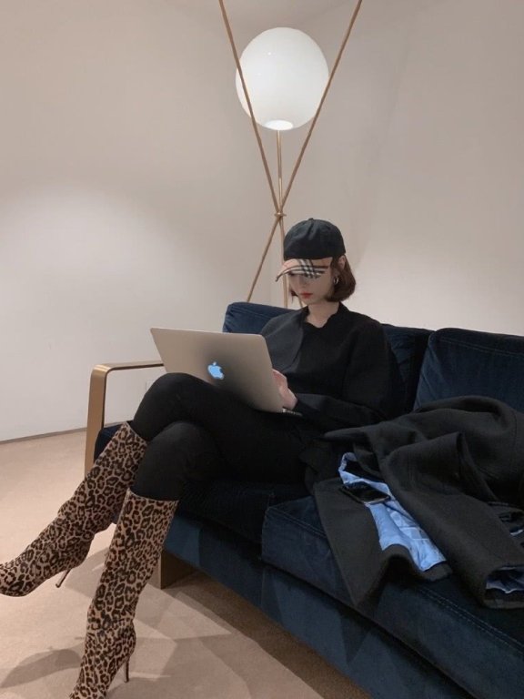 韩国短发美女高俊熙穿黑白碎花大衣裙现身机场,优雅时尚还显气质