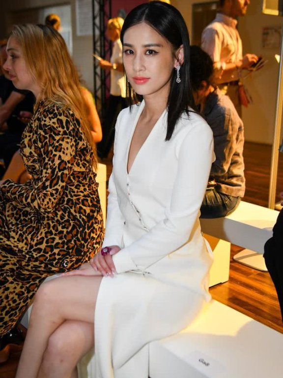 黄圣依穿V领裙踩20CM恨天高干练又优雅,太有气质了