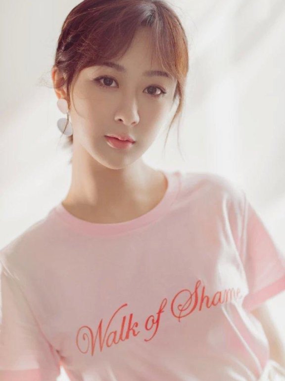 杨紫粉色T恤搭配白色收腰裙,满满的青春稚嫩感