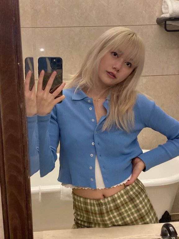 黑尾酱穿上衣只扣一粒扣，秀出的腰细让人羡慕