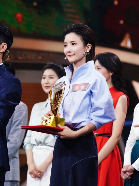 《主持人大赛》文艺类金奖获得者蔡紫神似李沁和唐艺昕!优秀的人都有相似点