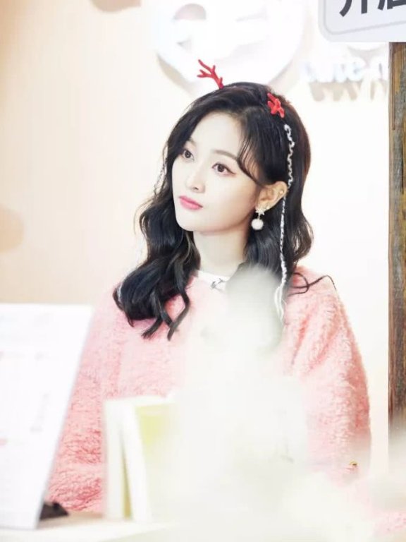 泫雅的发卡不算什么,吴宣仪的发带才是新时髦!手残党还不一定会用