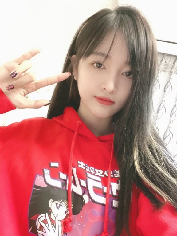 吴宣仪最新搭配穿“美少女”卫衣,秀瓜子脸精致迷人