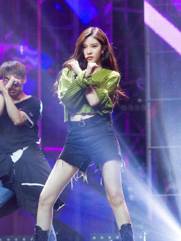 宋妍霏晒私服照，穿双拼绿色针织衫配露脐装尽显清新活力