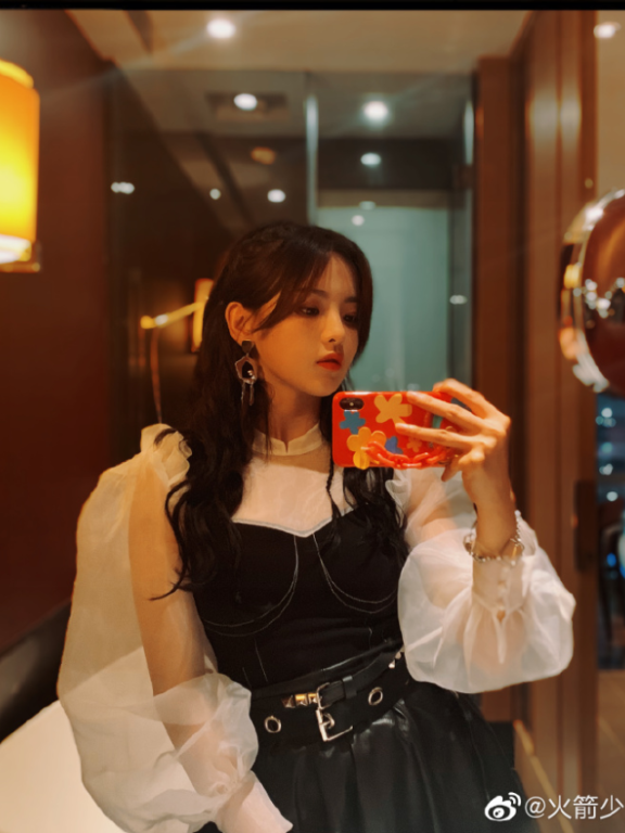 杨超越PK程潇,都是大眼活力少女,谁更像人间芭比娃娃?