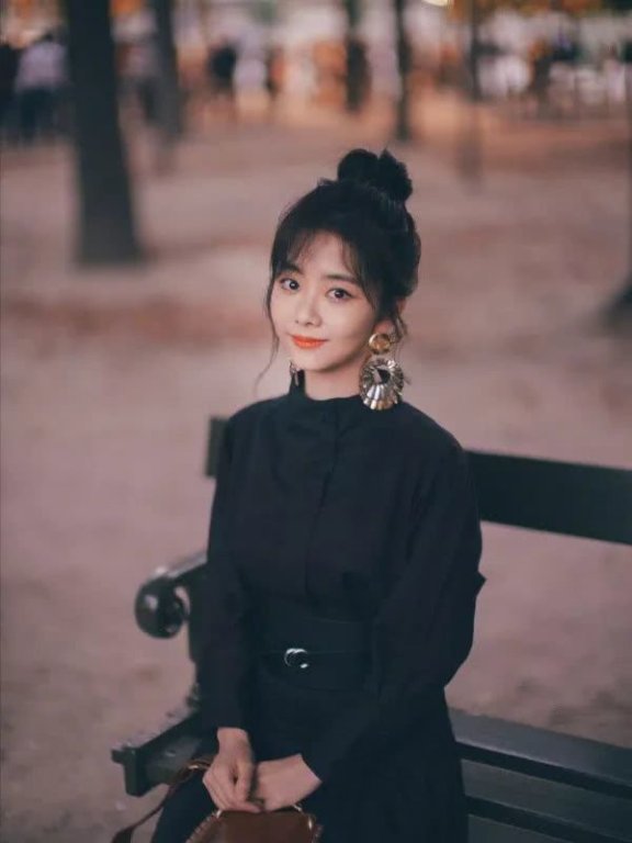 谭松韵卫衣搭配牛仔裤休闲减龄，羊毛卷刘海太抢镜