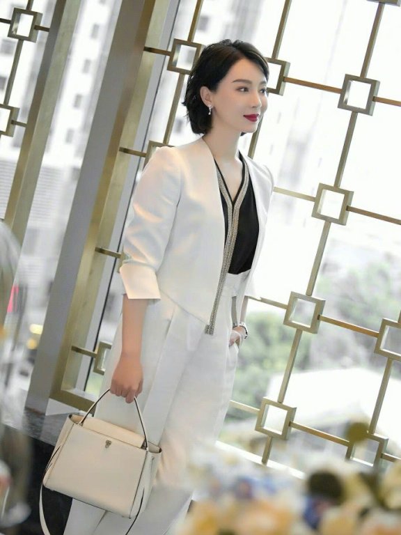 陈数西服穿搭,白西服内搭黑T潇洒个性,藕粉西服变身职场女强人