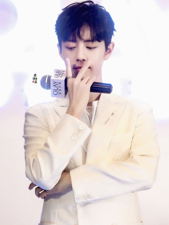 28岁肖战一袭白衣干净清爽,网友:魏无羡又回来了!