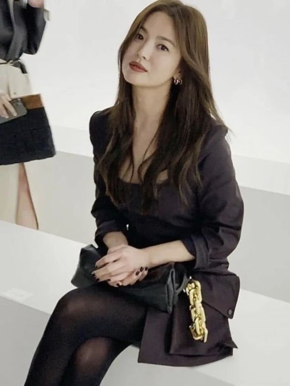 宋慧乔新造型方领短裙配高跟腿长吸睛，矮个子女性就该这样穿