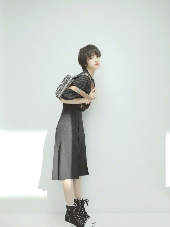 李庚希戴贝雷帽配长卷发，甜美又复古