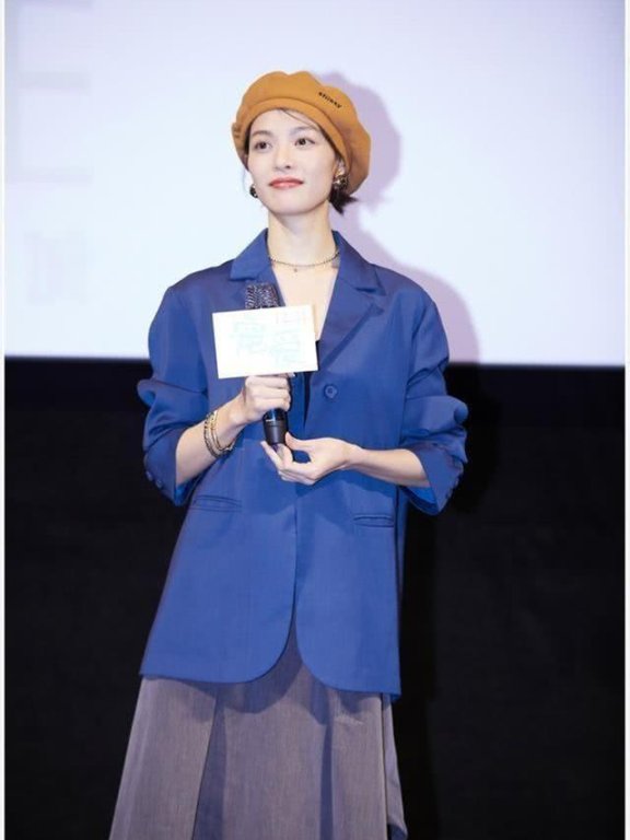 2020经典流行色:蓝+驼色,太治愈了