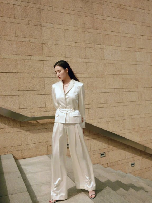 宋佳复古西装演绎霸气造型,白色西装演绎优雅大气美