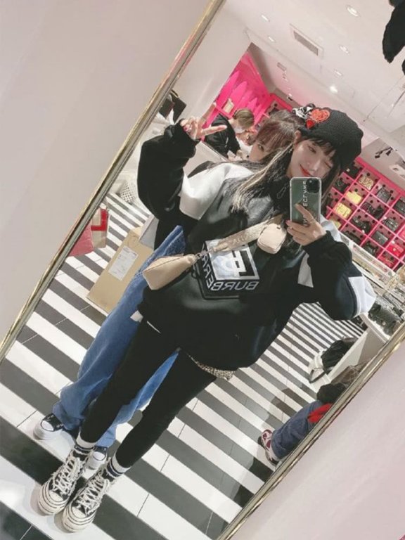 吴宣仪私服更新，甜美酷帅无缝切换，漫画腿太抢镜！