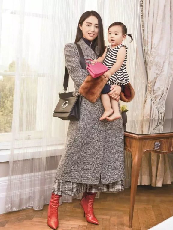 3岁小酒窝近照,五官越长越像高云翔,乖巧可爱灵气似董璇