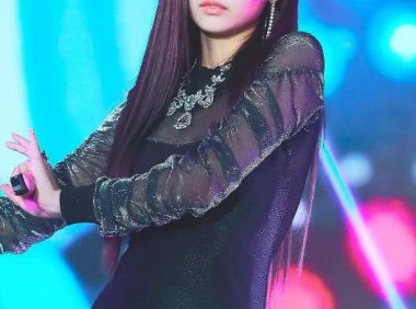 金智妮金发波浪卷一言难尽，丸子头有时可爱有时酷！太百变