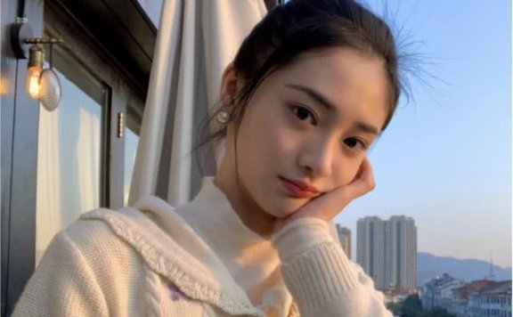 周洁琼丸子头配白毛衣,可爱的搭配瞬间甜过初恋