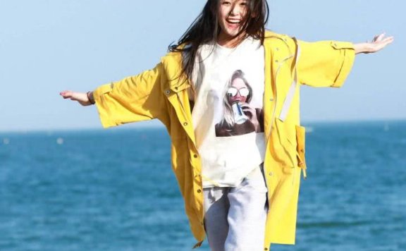 童星蒋依依终于长大啦!私服造型简单又多变穿成00后少女示范